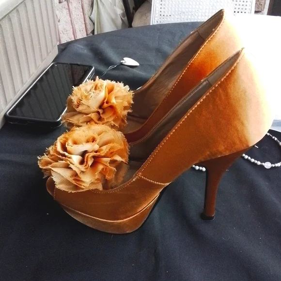 QUPID WOMENS 6.5 ORANGE OPEN  TOE POMPOM HEEL PLATFORMS - Picture 8 of 8